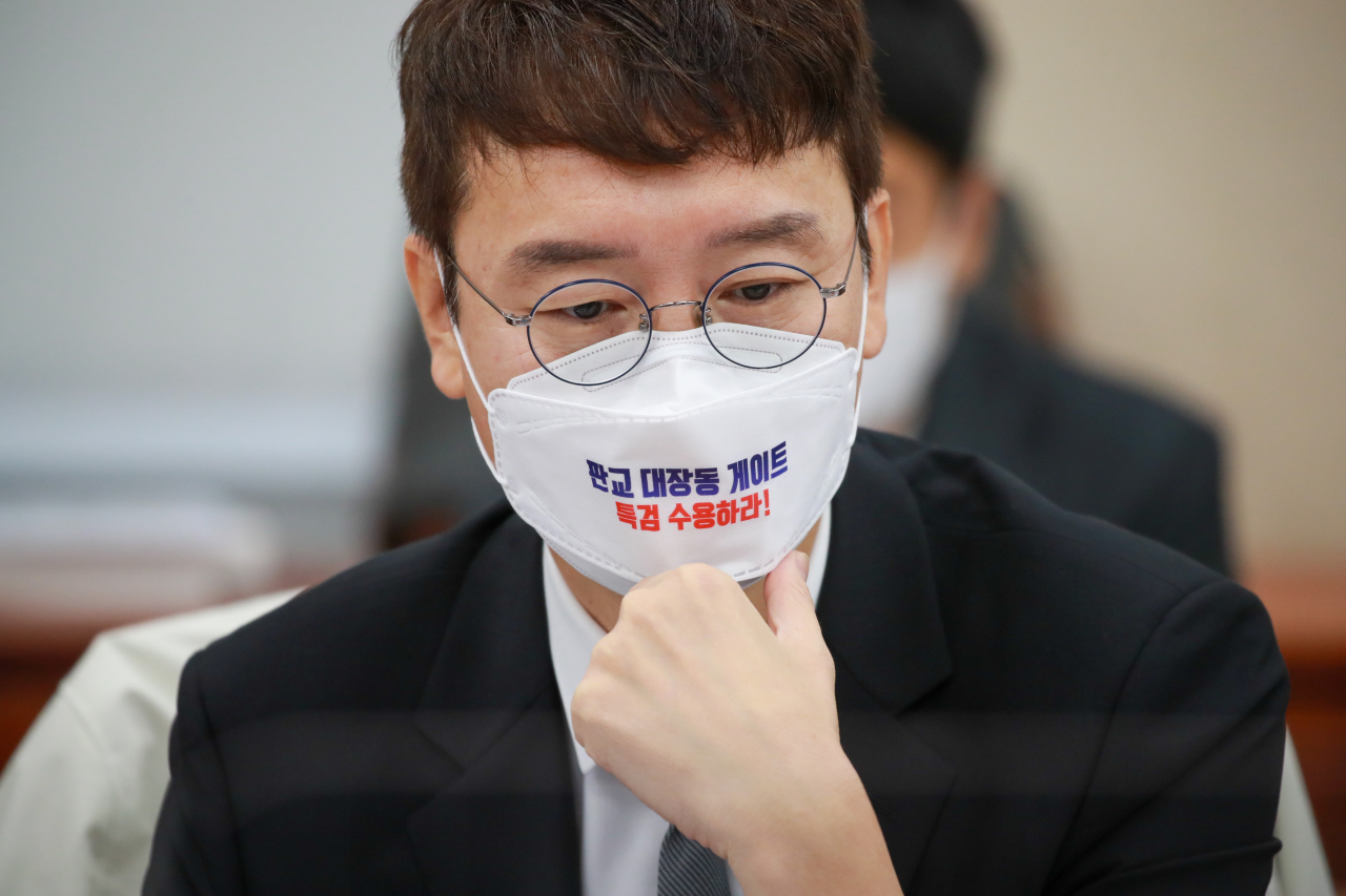 [사진=국민의힘 김웅 의원이 15일 서울 여의도 국회에서 열린 국회 환경노동위원회 국정감사에서 자료를 보고 있다.][연합]