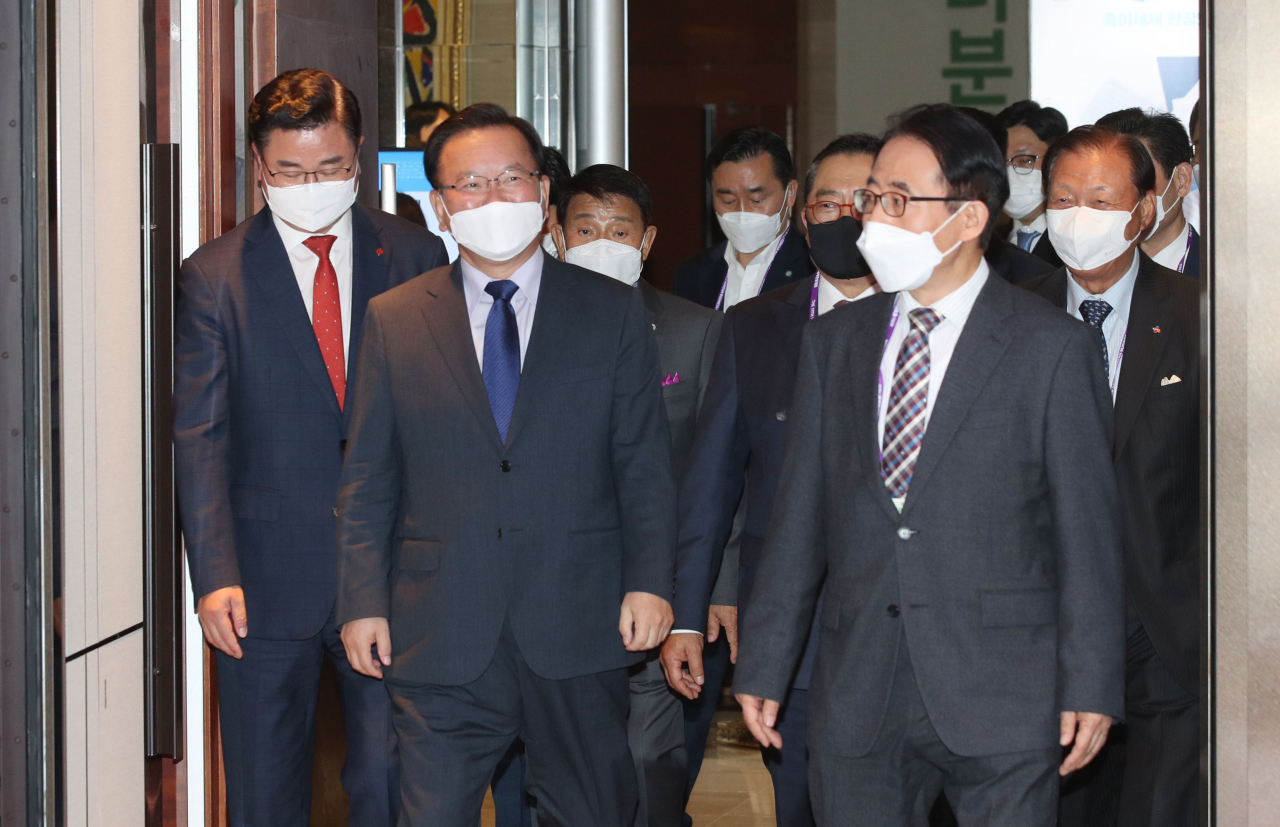 [사진=김부겸 국무총리가 19일 서울 롯데호텔월드에서 개막한 '제19차 세계한상대회' 한국무역협회 회장 주최 만찬에 참석자들과 함께 입장하고 있다.] [연합]