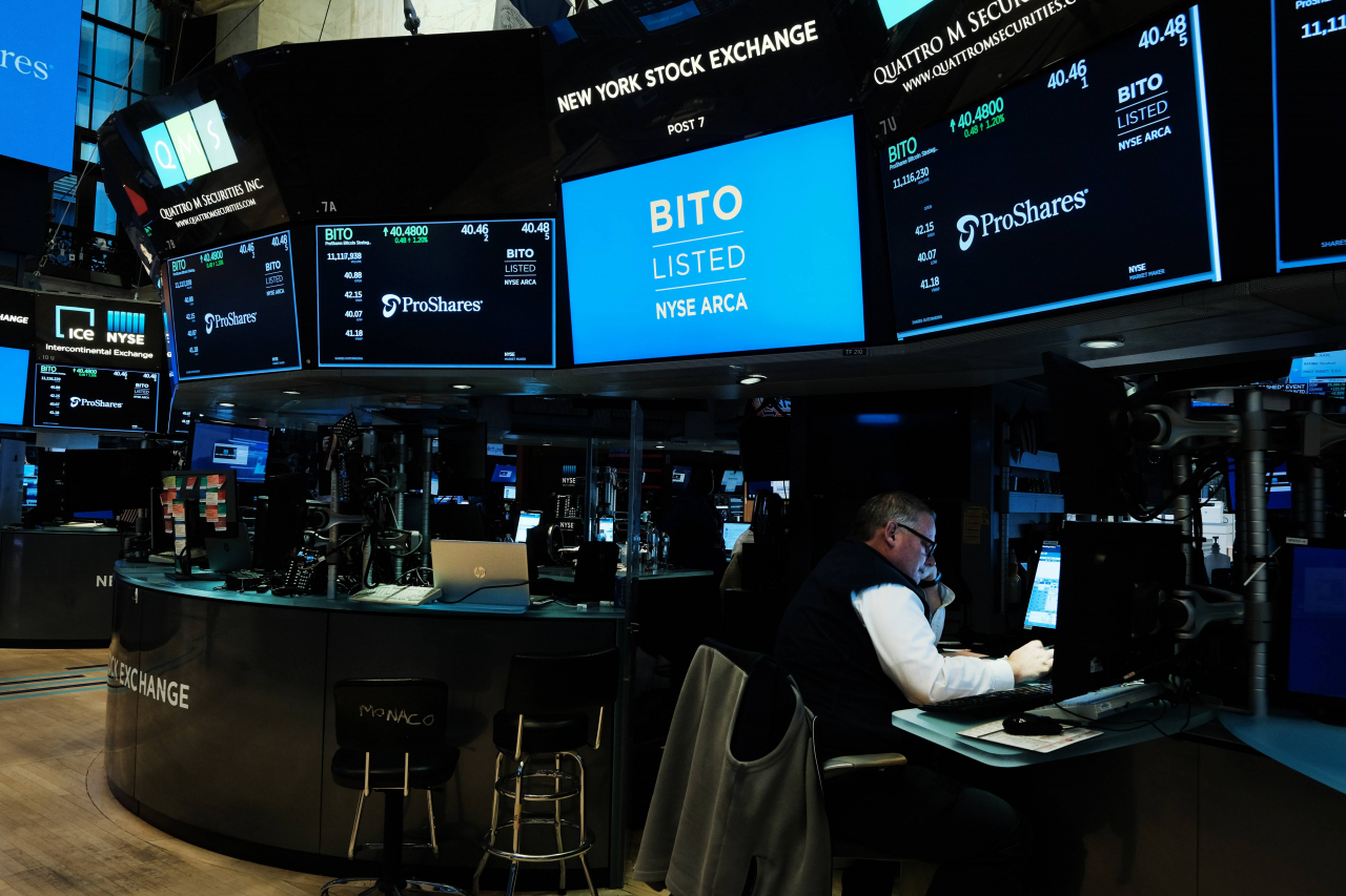 미국 최초 비트코인 관련 상장지수펀드(ETF) ‘프로셰어 비트코인 스트래티지 ETF’가 19일(현지시간) 뉴욕증권거래소(NYSE) 상장 첫날 4.5% 상승하는 등 투자자들의 관심을 모았다. [AFP]