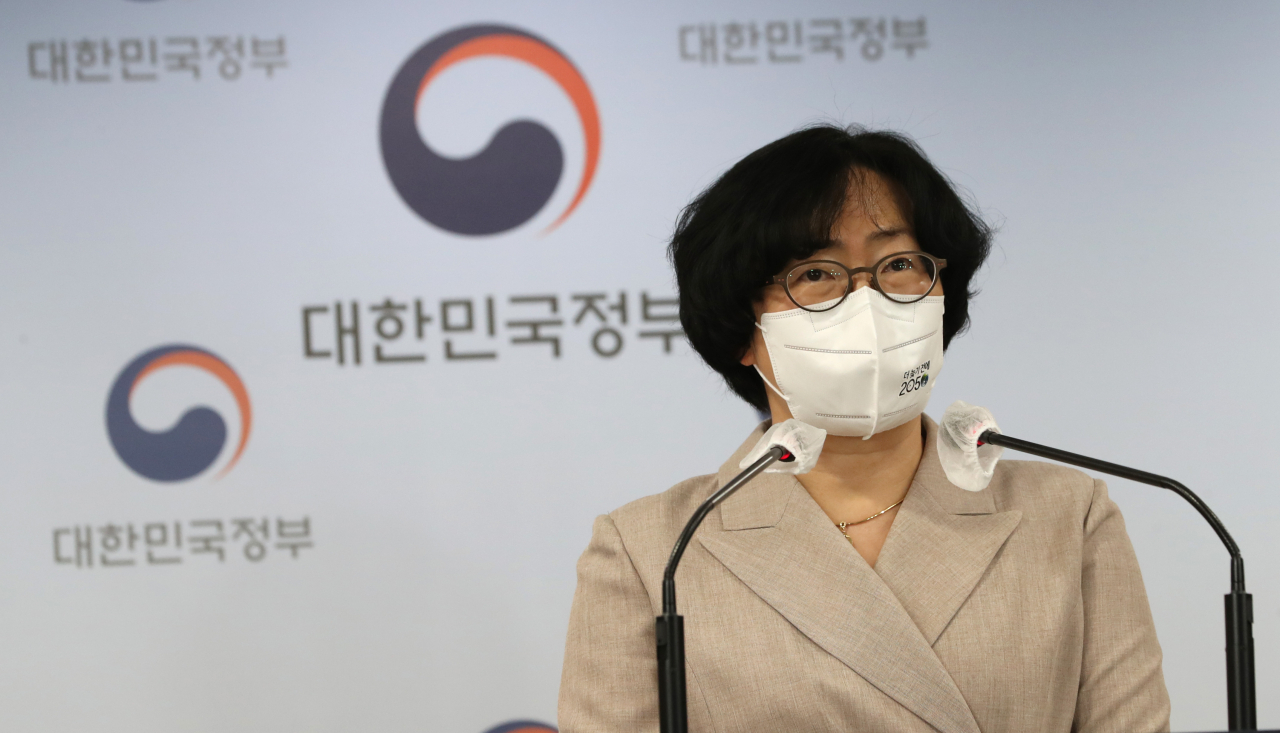윤순진 2050 탄소중립위원회 공동위원장이 18일 정부서울청사에서 2050 탄소중립위원회 제2차 전체회의 결과를 브리핑하고 있다. [연합]