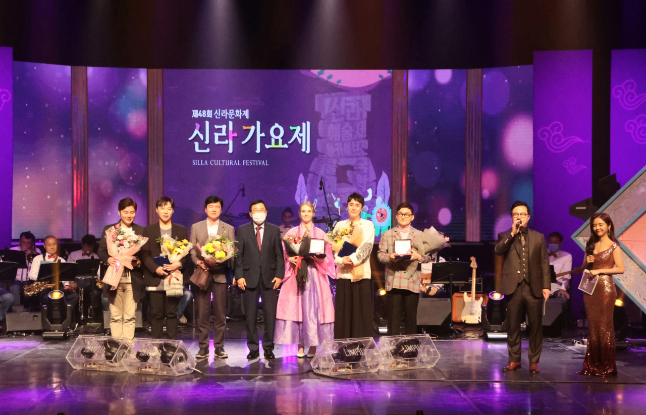 경주시는 지난 17일 경주예술의전당에서 경주 홍보가요 제작에 참여한 가수와 작곡가 등을 홍보대사로 위촉했다.[경주시 제공]