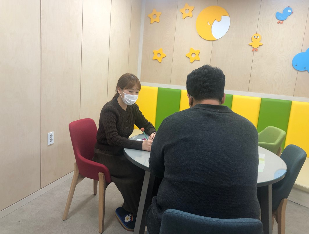보호종료 아동이 사회첫걸음 수당을 신청하고 있는 모습. [헤럴드경제DB]