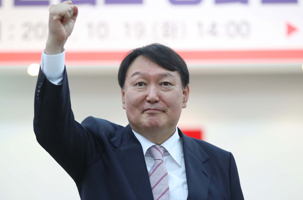 국민의힘 대선주자 윤석열 전 검찰총장이 지난 19일 오후 창원 의창구 경남도당에서 열린 '경남 선대위 임명장 수여식'에서 발언 후 손을 들어 인사하고 있는 모습. [연합]