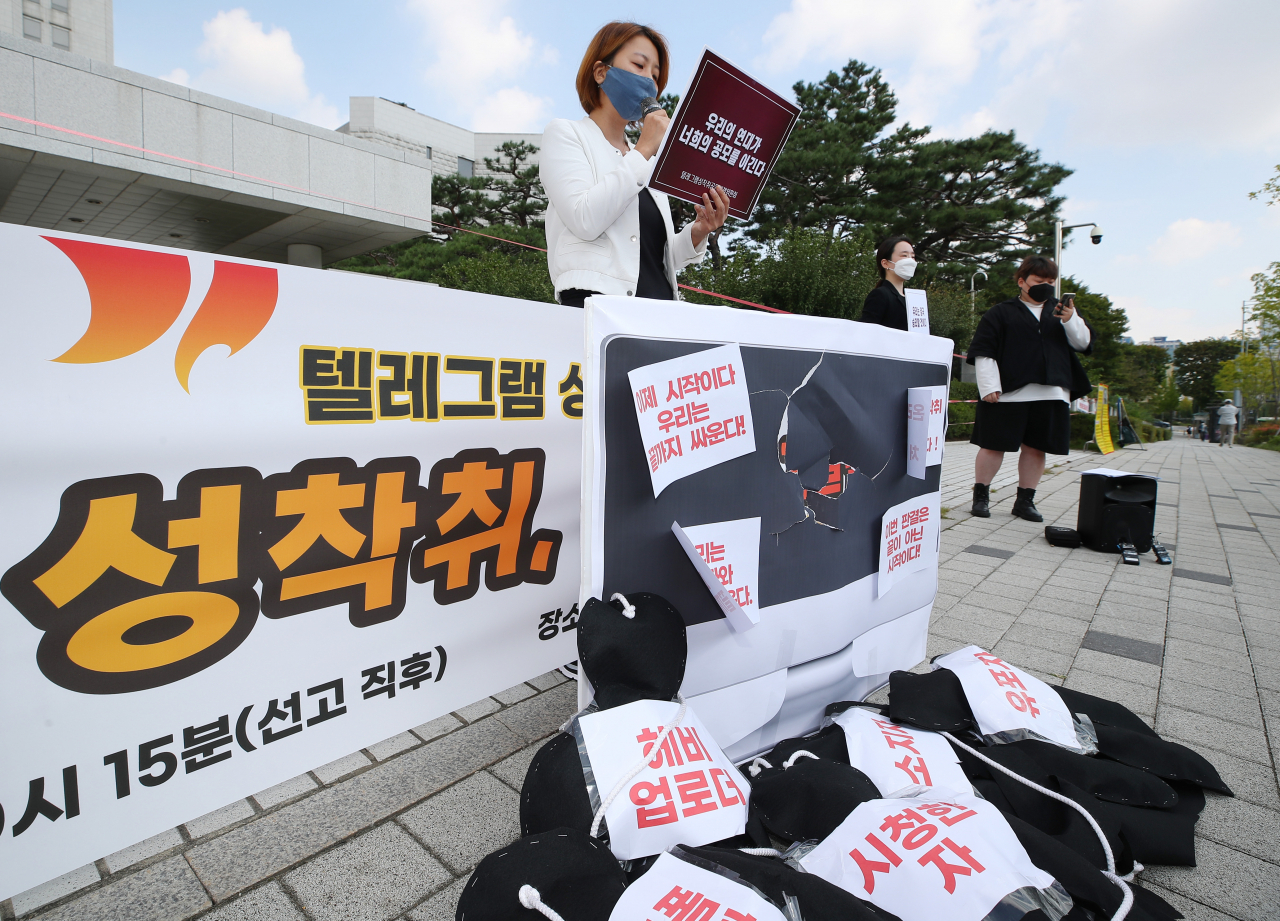 미성년자 성 착취물을 제작해 인터넷 메신저 텔레그램 대화방인 박사방을 통해 유포한 조주빈 등에 대한 대법원 선고가 열린 14일 오전 서울 서초구 대법원 앞에서 텔레그램성착취공동대책위원회 관계자가 회견문을 낭독하고 있다. [연합]