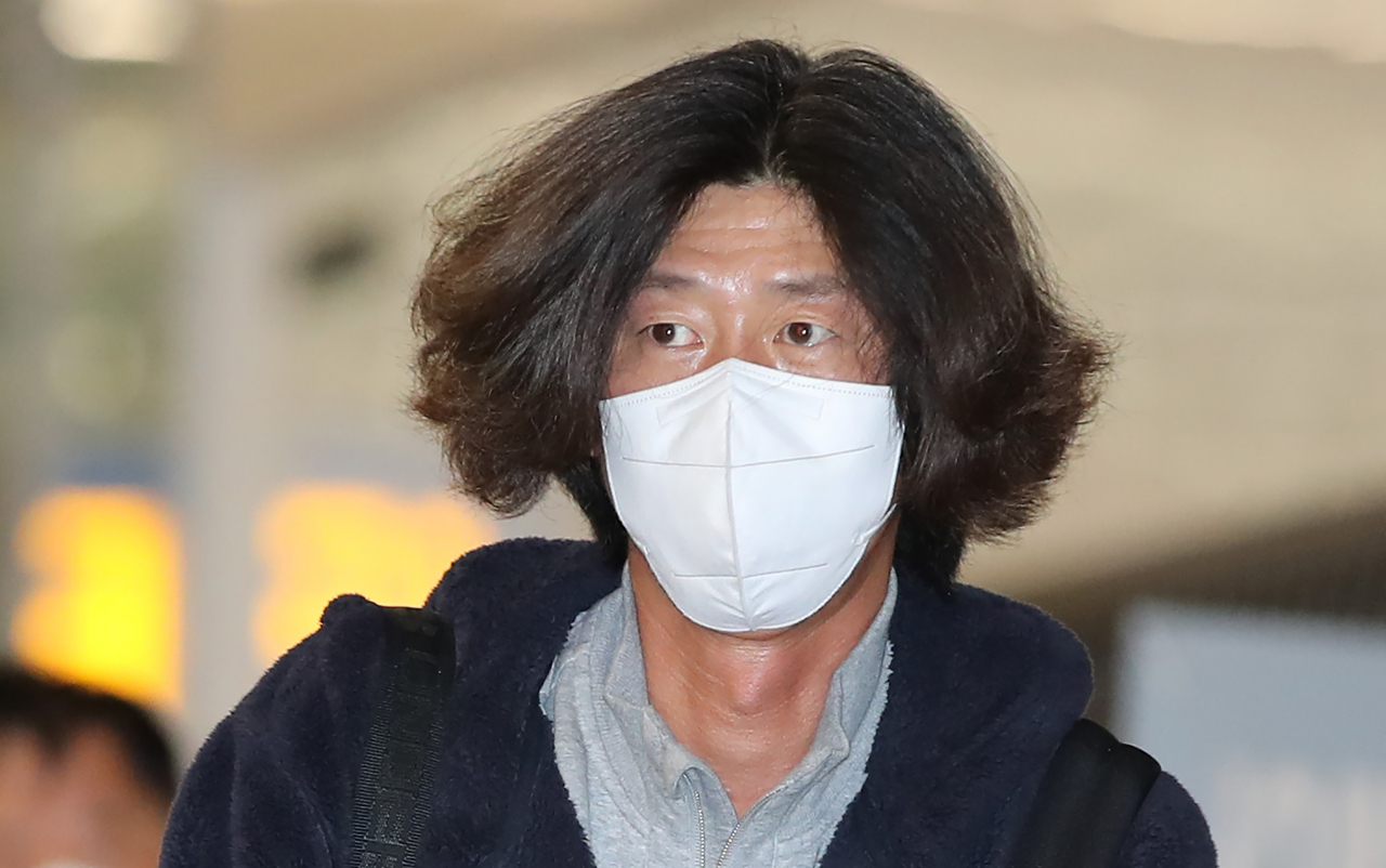 미국에 체류 중이던 대장동 개발 로비·특혜 의혹의 핵심 인물 남욱 변호사가 18일 오전 인천국제공항 제2여객터미널로 귀국해 검찰에 체포된 뒤 서울중앙지검으로 압송되고 있다. [연합]