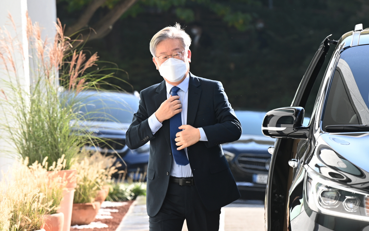 국회 국토교통위원회의 경기도에 대한 국정감사가 열리는 20일 오전 더불어민주당 대선 후보인 이재명 경기도지사가 경기도 수원시 경기도청으로 출근하고 있다. [연합]