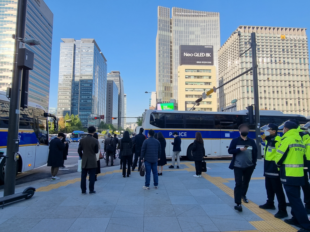 전국민주노동조합총연맹(민주노총)이 총파업에 나선 20일 오전 시민들이 서울 광화문역 인근 횡단보도에 세워진 경찰버스들을 지나며 출근길을 재촉하고 있다. 김영철 기자