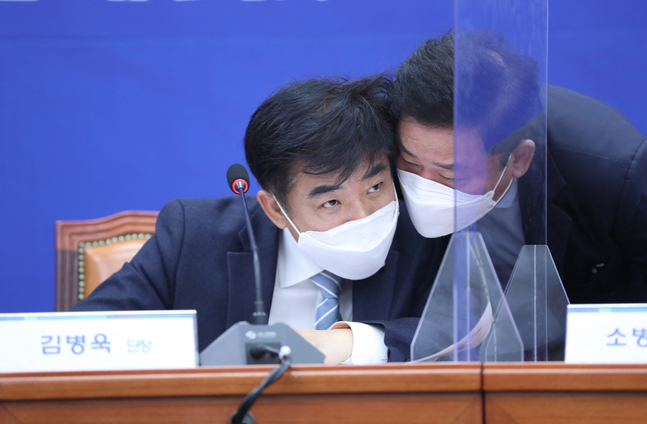 19일 국회에서 열린 더불어민주당 '화천대유 토건비리 진상규명 태스크포스(TF) 2차 회의에서 김병욱 단장과 송갑석 의원이 대화하고 있다. 연합뉴스