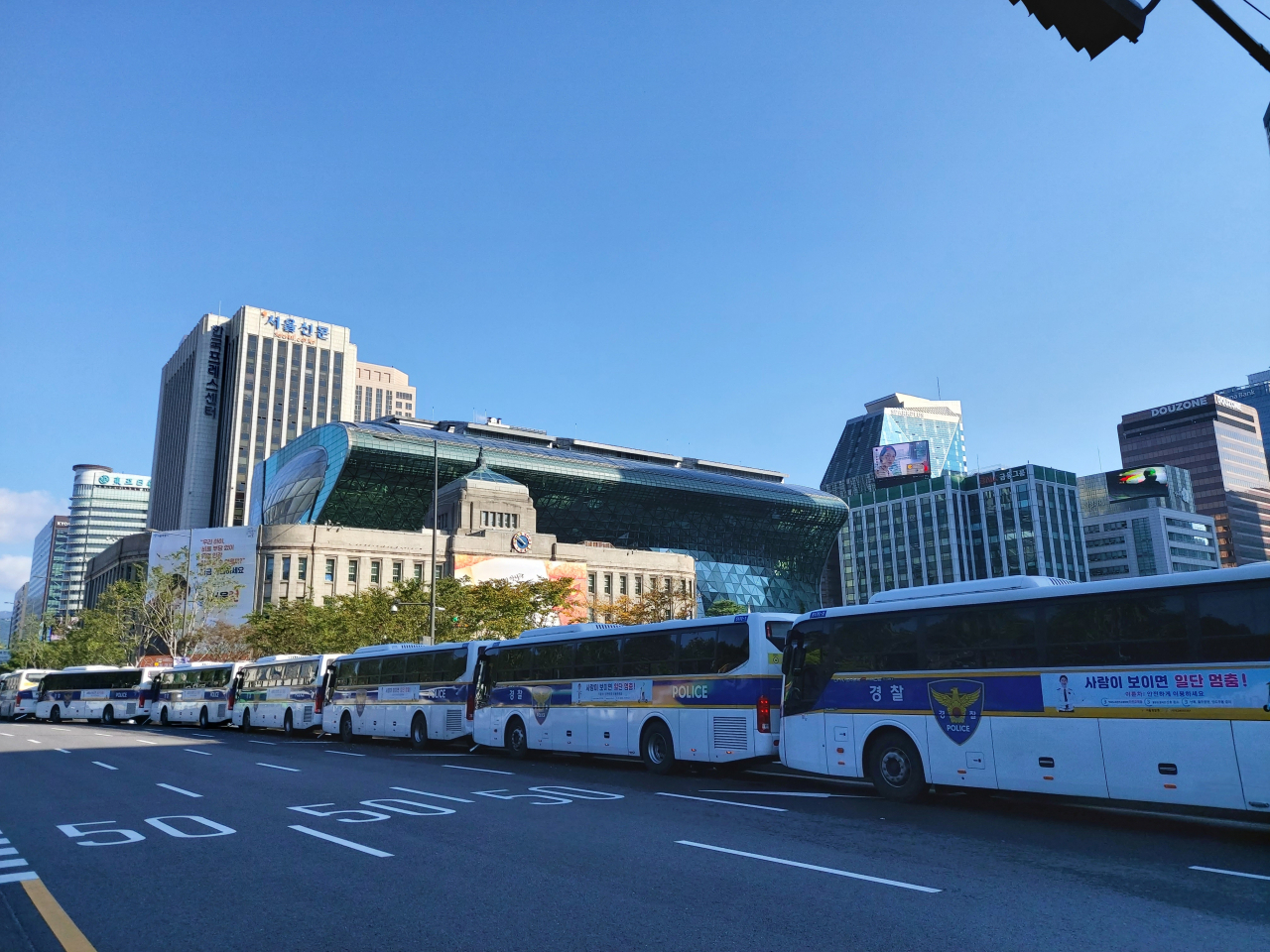 20일 서울 도심에서 열리는 민주노총 총파업 대회를 앞두고 이날 오전 서울 광화문 광장에 경찰이 차벽을 설치했다. 김희량 기자