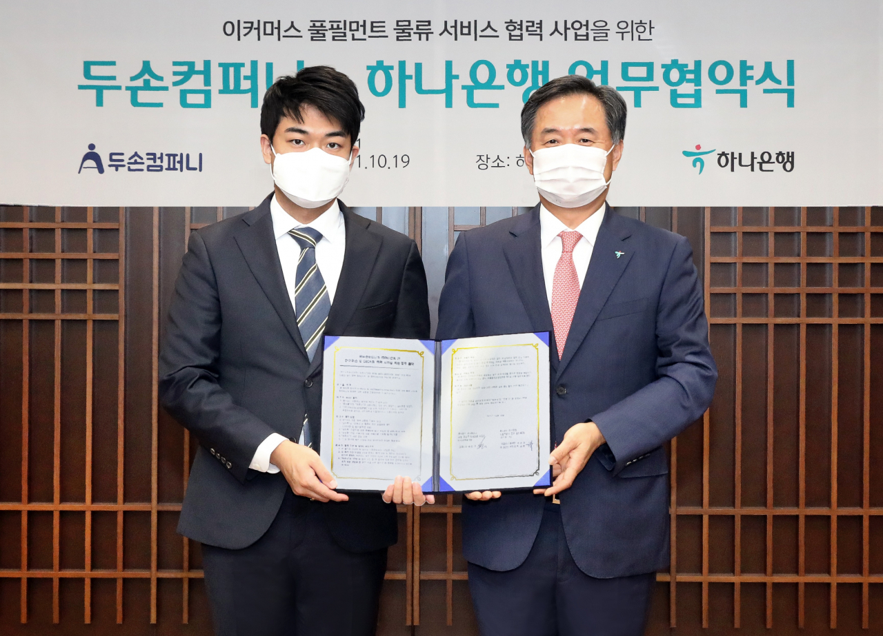 하나은행은 19일 오후 서울 을지로 하나은행 본점에서 ㈜두손컴퍼니와 이커머스 및 D2C 시장 활성화를 위한 업무협약을 체결했다.업무협약식에서 박지환 하나은행 CIB그룹 부행장(사진 오른쪽)과 박찬재 ㈜두손컴퍼니 대표(사진 왼쪽)가 기념촬영을 하고 있다.