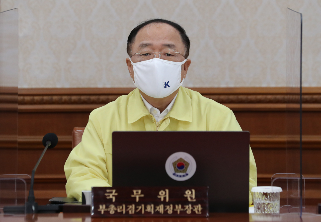 홍남기 경제부총리가 19일 정부서울청사·세종청사 간 영상국무회의에 참석해 자리에 앉아 있다. 홍 부총리는 21일 "유류세는 이미 검토해왔지만 확정되기 전에 내용이 나갔을 경우 혼란이 있을 수 있어 내부적으로 검토해왔다"며 "유가가 이미 (배럴당) 80달러를 넘어선 만큼 다음 주 정도엔 조치가 있지 않을까 한다"고 말했다. 그는 이날 국회 기획재정위원회의 국정감사에서 서병수 국민의힘 의원의 질의에 이같이 밝혔다. [연합]