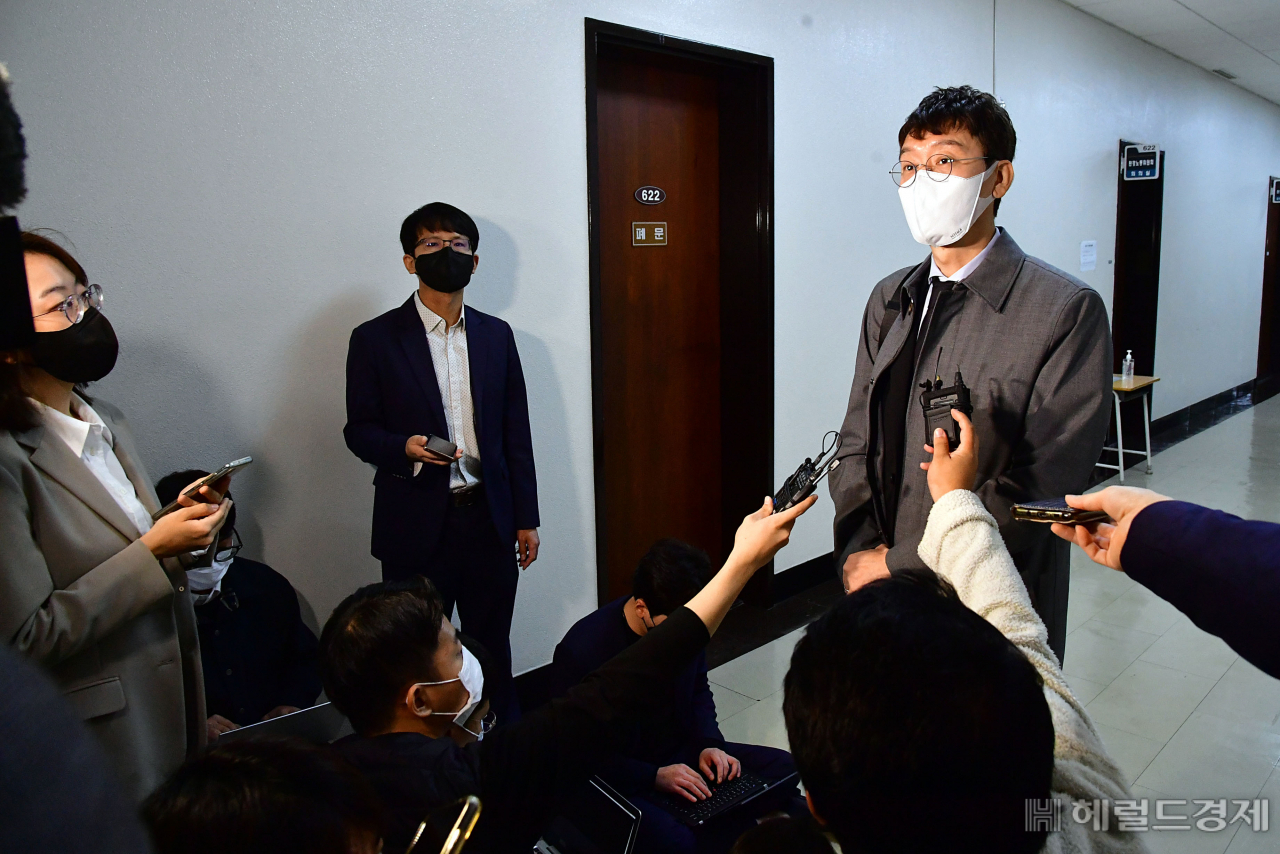 [헤럴드경제=이상섭 기자] '고발 사주' 의혹의 제보자 조성은 씨가 김웅 국민의힘 의원과 나눈 통화 내용을 복원해 공개한 가운데 김 의원이 20일 국회에서 열리는 환경노동위원회의 환경부·기상청 종합국감에 참석하며 취재진의 질문을 받고 있다.