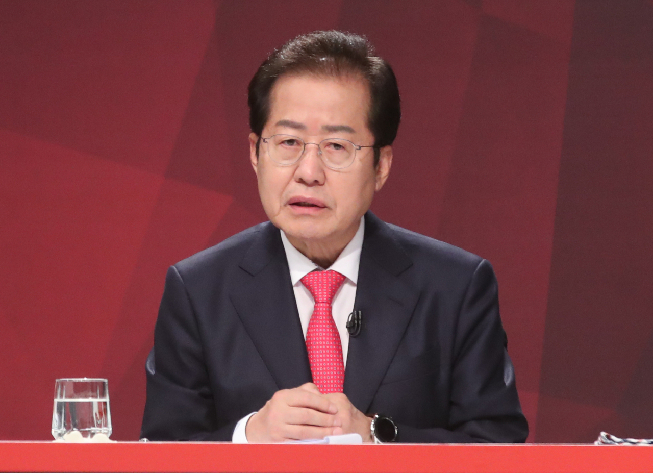 국민의힘 홍준표 대선 경선 후보가 18일 오후 부산MBC에서 제4차 TV 토론회를 하기 앞서 인사하고 있다. [연합]