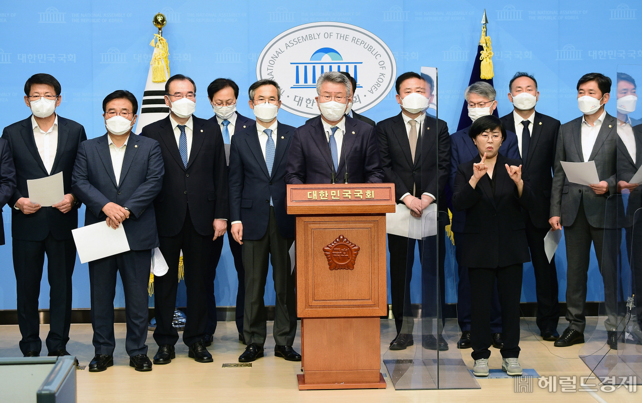 [헤럴드경제=이상섭 기자] 더불어민주당 광주-전남-전북지역 의원들이 20일 국회 소통관에서 윤석열 국민의힘 대선 경선 후보의 '전두환 전 대통령이 정치는 잘했다' 발언에 대해 즉각 대선 후보직 사퇴 촉구 기자회견을 갖고 있다.