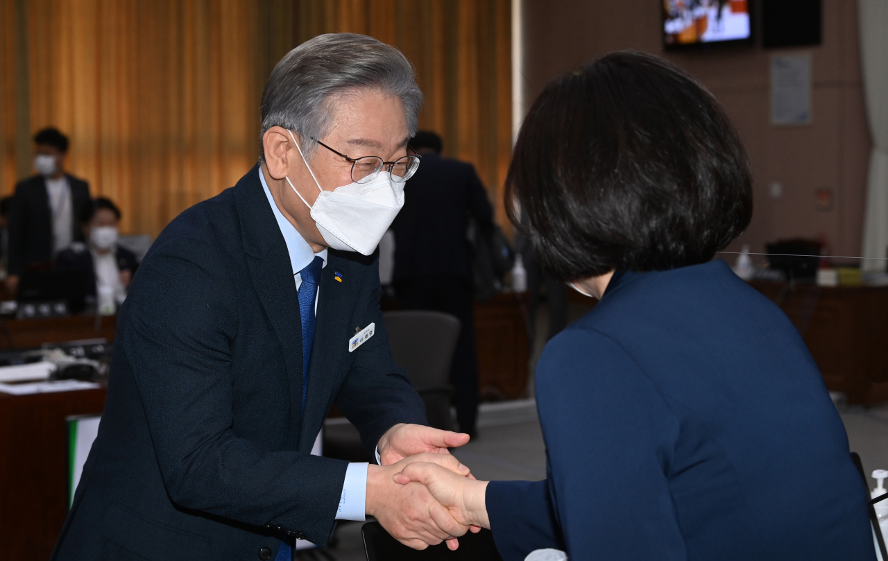 더불어민주당 대선 후보인 이재명 경기도지사가 20일 경기도 수원시 경기도청에서 열린 국회 국토교통위원회의 경기도에 대한 국정감사에서 의원들과 인사를 나누고 있다. [연합]