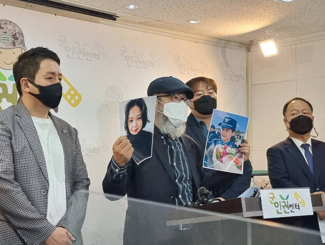 지난달 28일 오전 서울 마포구 군인권센터에서 고(故) 이 중사의 아버지가 사망한 딸의 사진을 공개하고 있다. 김지헌 기자