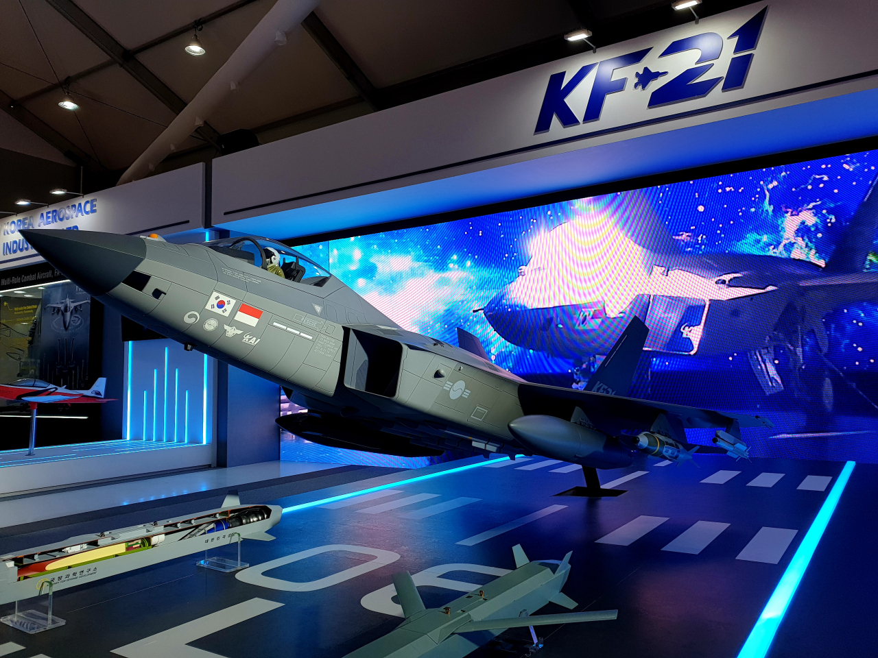 경기도 성남시 서울공항에서 열린 ‘서울 ADEX 2021’에서 한국항공우주산업(KAI)은 한국형 전투기 KF-21 모형을 설치하고 가상비행 영상을 상영했다. 김현일 기자