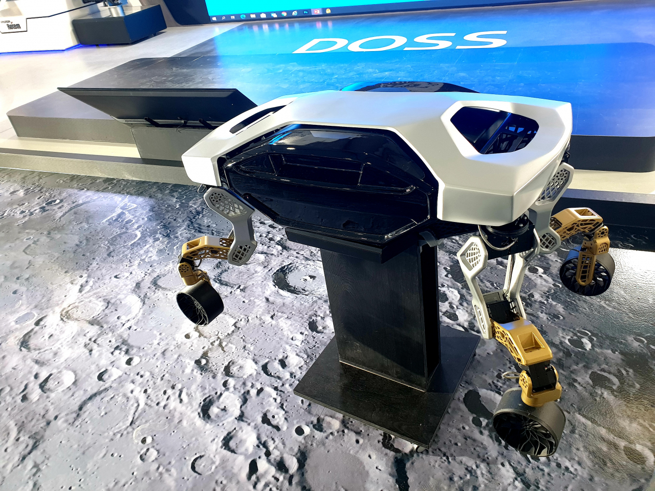 경기도 성남시 서울공항에서 열린 ‘서울 ADEX 2021’에서 현대로템이 처음 선보인 미래형 지상전투 장비 '도스(DOSS)'. 네 개의 로봇 다리와 바퀴가 달려 있어 복합 이동능력을 보유한 것이 특징이다. 김현일 기자