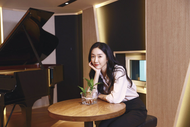 뮤지컬 배우 김려원은 팬데믹도 비껴간 다작의 아이콘이다. 올해에만 벌써 네 작품. 뮤지컬 ‘헤드윅’으로 관객과 만나는 중에도 가수로서 한 달에 한 번 ‘연작 시리즈’인 싱글 앨범을 내고 있다. [스튜디오 더존 제공]