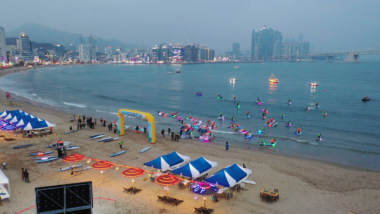광안리 해양레저 중 인기가 높아지고 있는 패들보드
