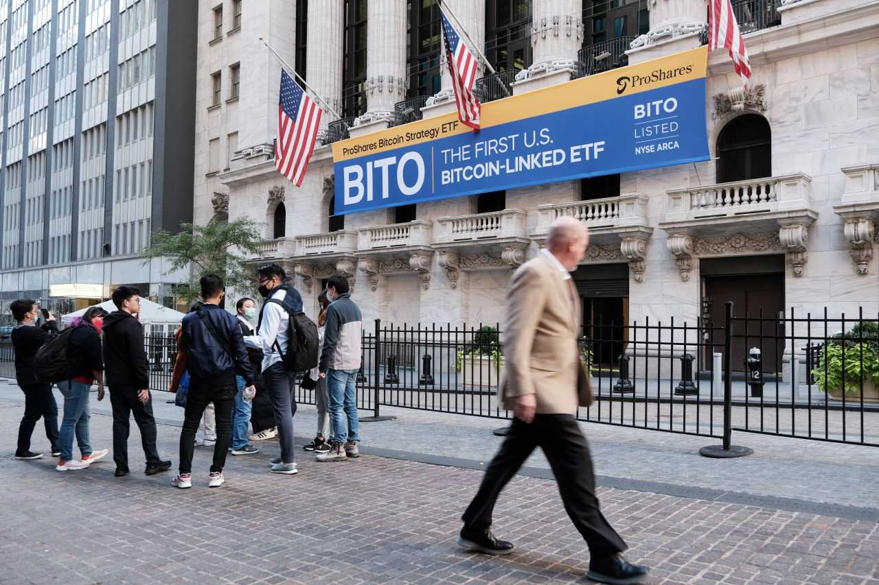 미국 최초 비트코인 관련 상장지수펀드(ETF) ‘프로셰어 비트코인 스트래티지 ETF’가 19일(현지시간) 뉴욕증권거래소(NYSE)에 상장됐다. [AFP]