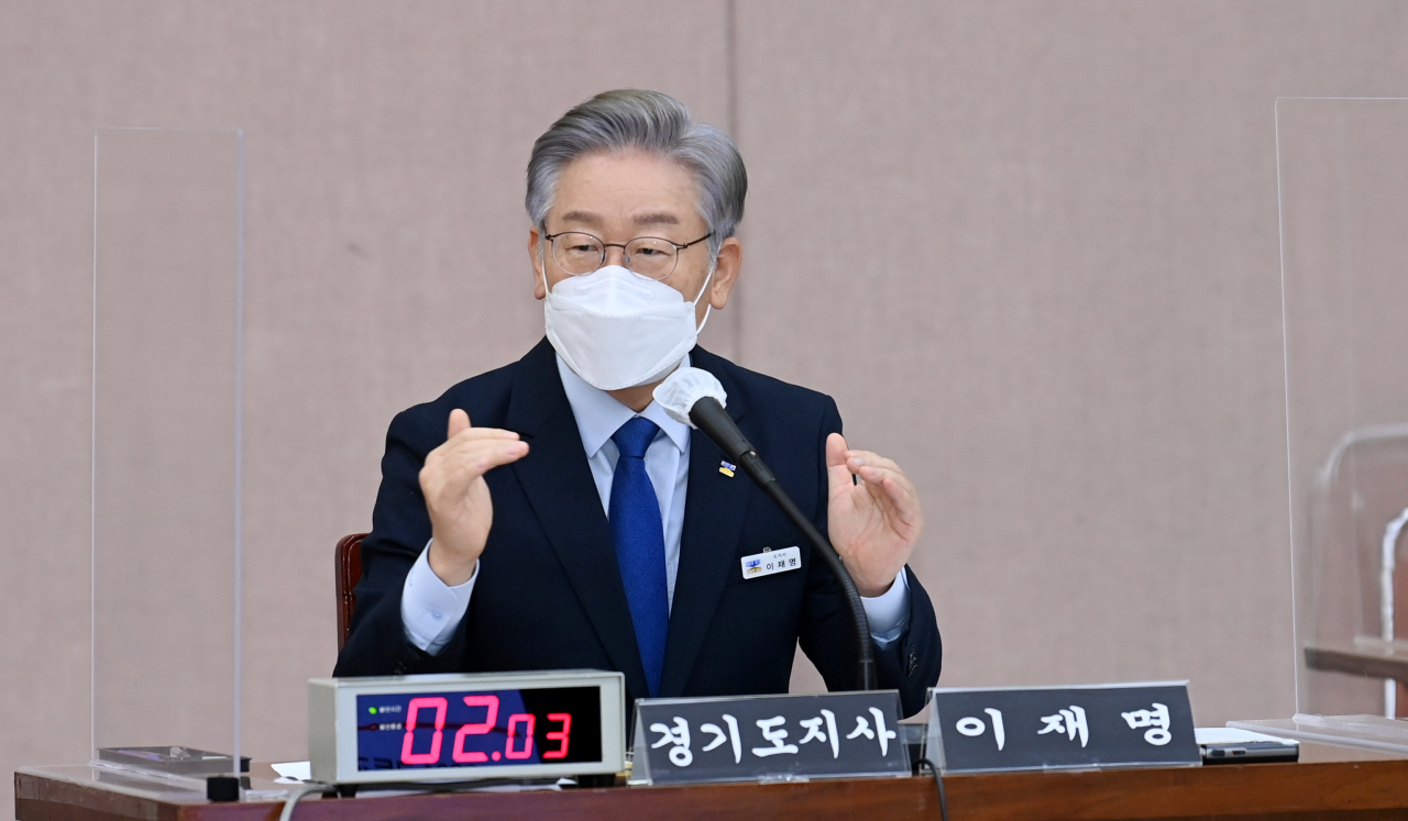 더불어민주당 대선 후보인 이재명 경기도지사가 20일 경기도 수원시 경기도청에서 열린 국회 국토교통위원회의 경기도에 대한 국정감사에서 질의에 답변하고 있다. [연합]