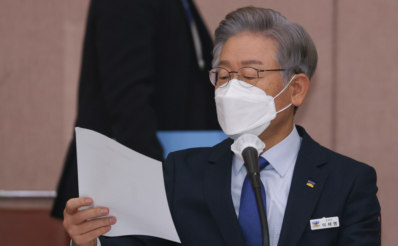 이재명 경기도지사가 20일 경기도 수원시 팔달구 경기도청에서 열린 국회 국토교통위원회의 경기도청에 대한 국정감사에서 자료를 확인하고 있다. 연합뉴스