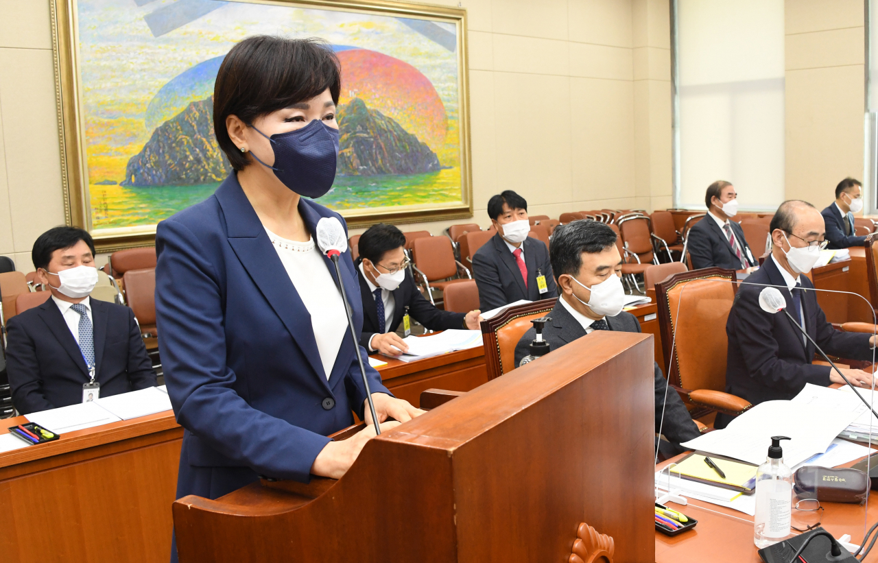 전현희 국민권익위원장이 12일 오전 서울 여의도 국회에서 열린 국회 정무위원회의 국민권익위원회, 국가보훈처 등에 대한 2021년도 국정감사에서 업무보고하고 있다. 연합뉴스