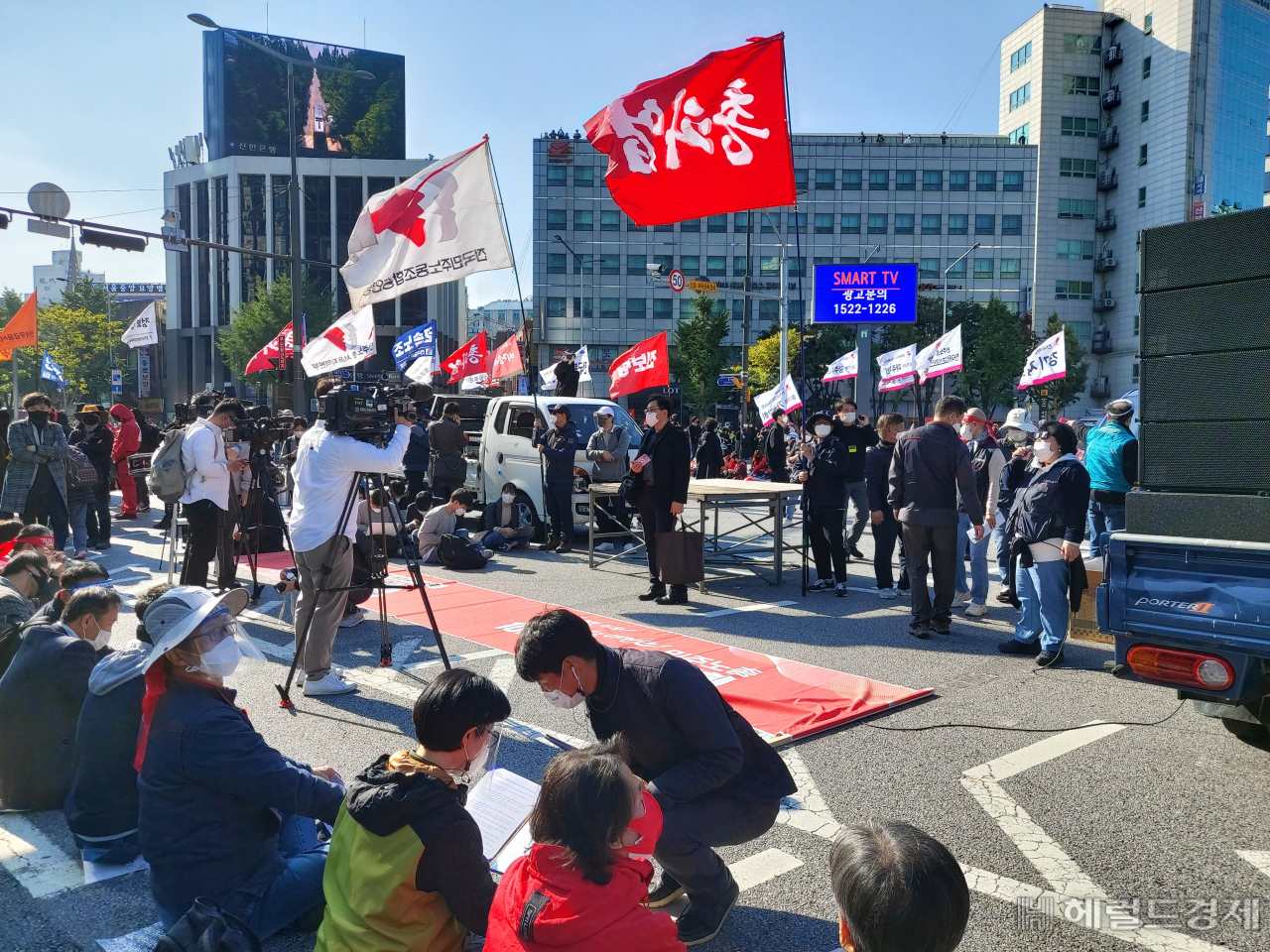 전국민주노동조합총연맹(민주노총)이 20일 오후 서울 서대문역 사거리에서 총파업대회를 개최하고 있다. 김희량 기자