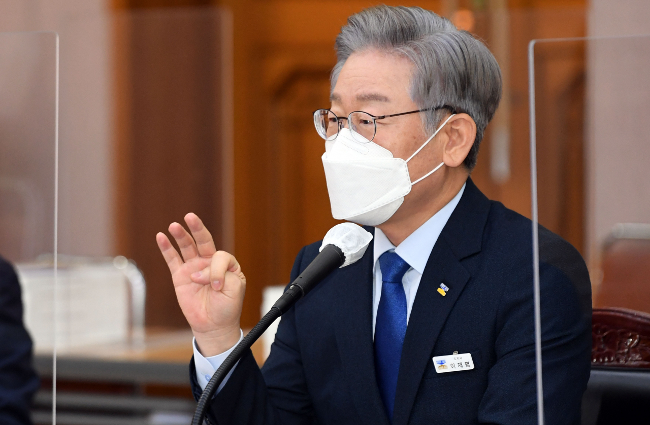 더불어민주당 대선후보인 이재명 경기도지사가 20일 경기도 수원시 경기도청에서 열린 국회 국토위원회 경기도청 국정감사에서 답변하고 있다. [연합]