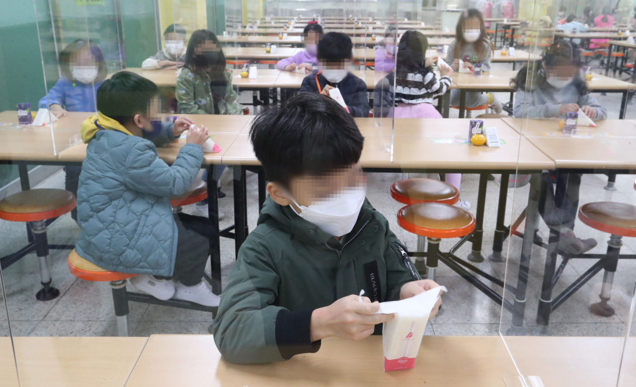 학교에서 급식, 돌봄 등의 업무를 하는 교육공무직 노동자들이 총파업에 나선 20일 서울 시내 한 초등학교에서 학생들이 대체 메뉴로 준비된 샌드위치와 쥬스를 먹고 있다. [연합]