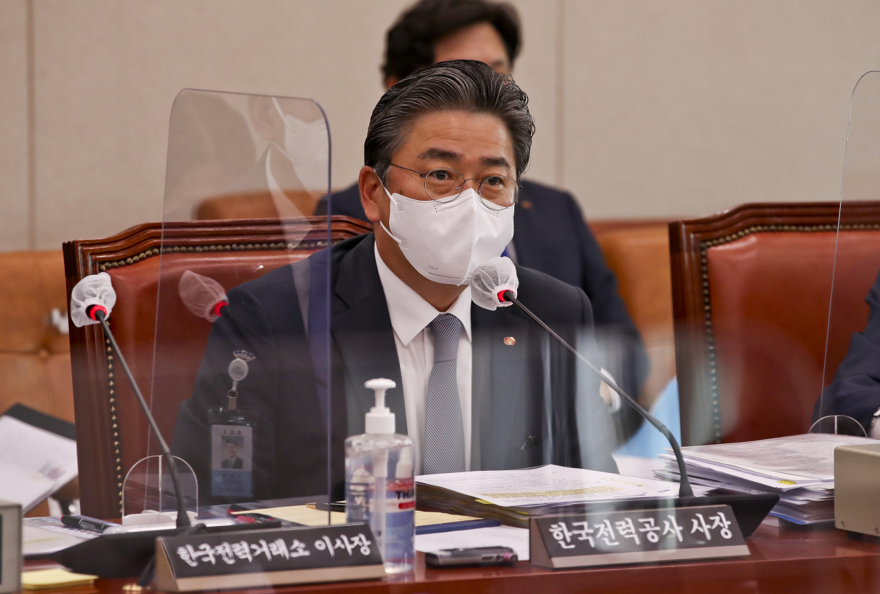 정승일 한국전력공사 사장이 지난 12일 서울 여의도 국회에서 열린 산업통상자원중소벤처기업위원회의 한국전력공사, 한국수력원자력 등에 대한 국정감사에서 답변하고 있다. ［연합］