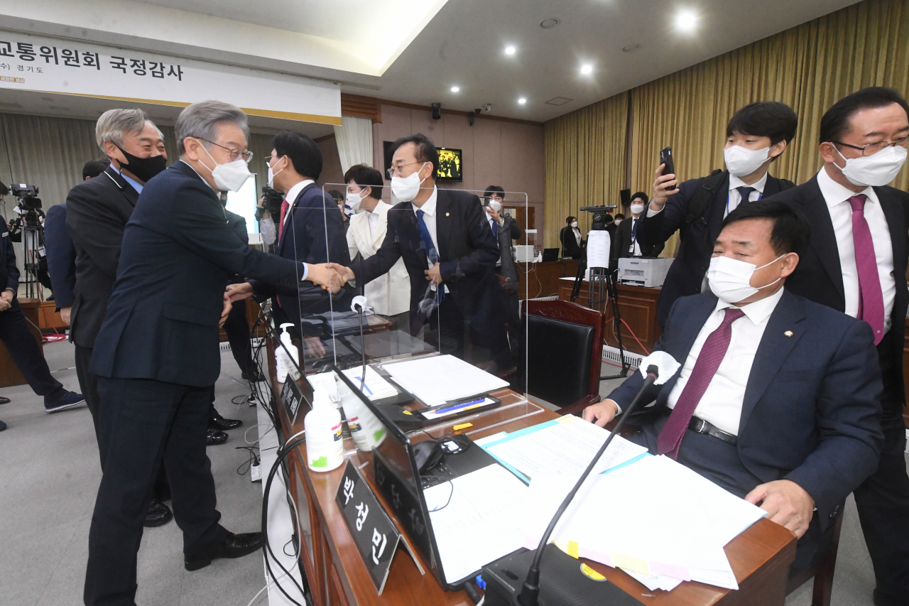 더불어민주당 대선 후보인 이재명 경기도지사가 20일 경기도 수원시 경기도청에서 열린 국회 국토교통위원회의 경기도에 대한 국정감사를 마친 후 의원들과 인사하고 있다. [연합]