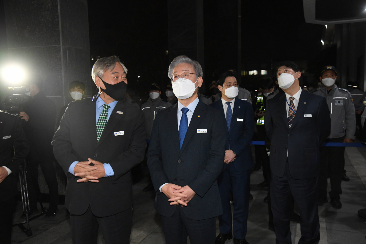 더불어민주당 대선 후보인 이재명 경기도지사가 20일 경기도 수원시 경기도청에서 열린 국회 국토교통위원회의 경기도에 대한 국정감사를 마친 후 달을 바라보고 있다. [연합]