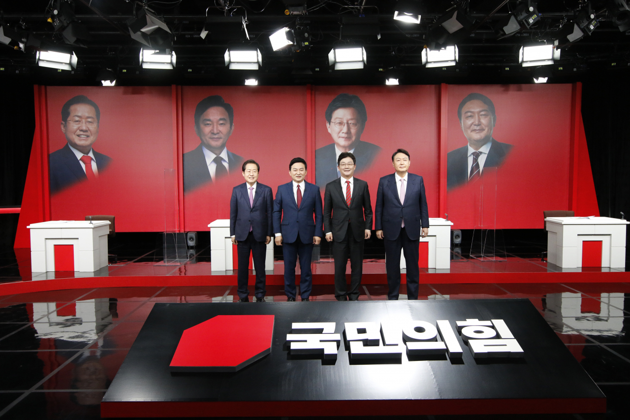 20일 오후 대구 MBC에서 열린 국민의힘 대선 경선 후보자 대구·경북 합동토론회 시작 전 후보자들이 포즈를 취하고 있다. 왼쪽부터 홍준표, 원희룡, 유승민, 윤석열 후보. [연합]