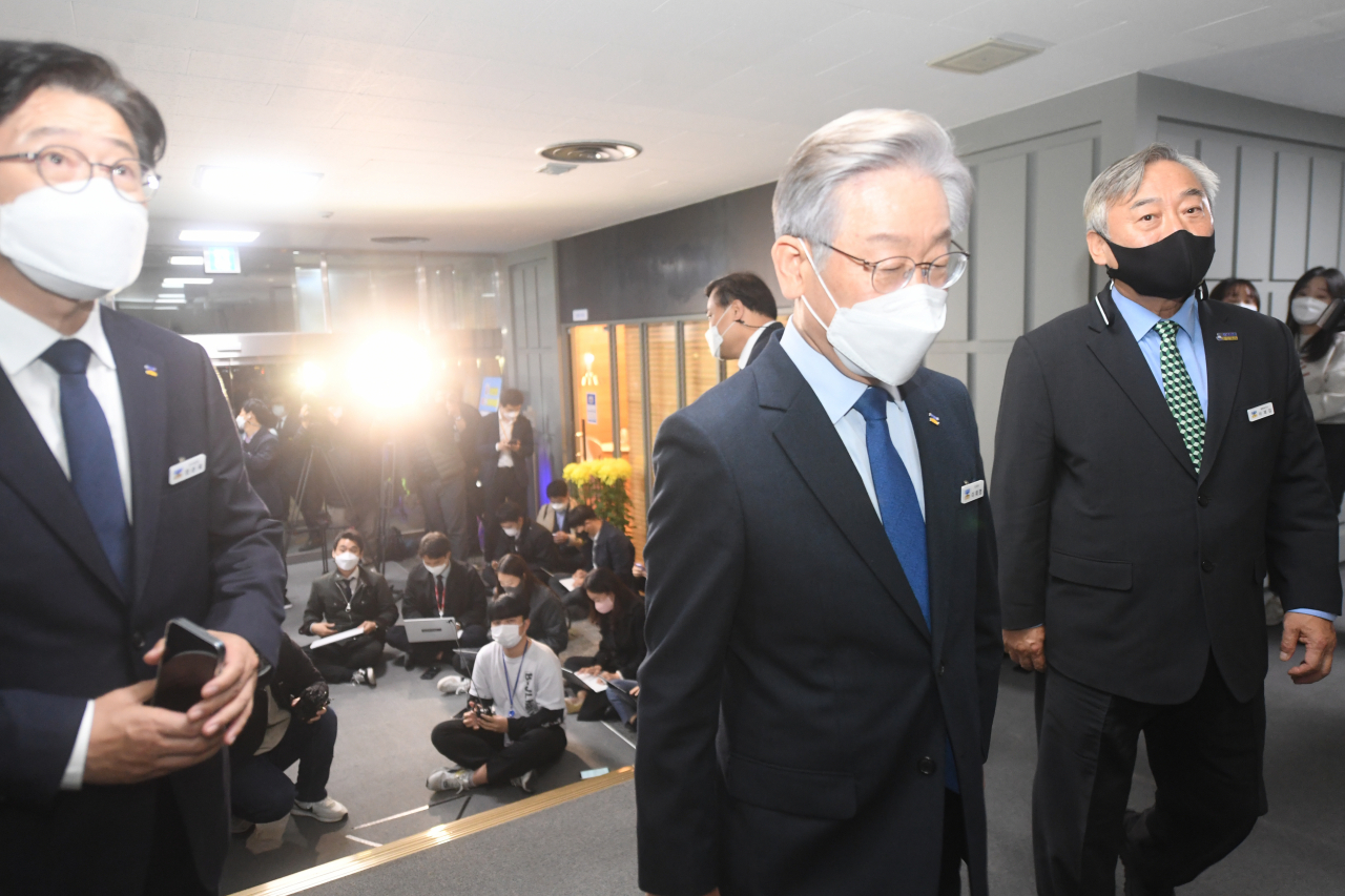 더불어민주당 대선 후보인 이재명 경기도지사가 20일 경기도 수원시 경기도청에서 열린 국회 국토교통위원회의 경기도에 대한 국정감사를 마치고 취재진 질문에 답한 후 집무실로 향하고 있다. [연합]