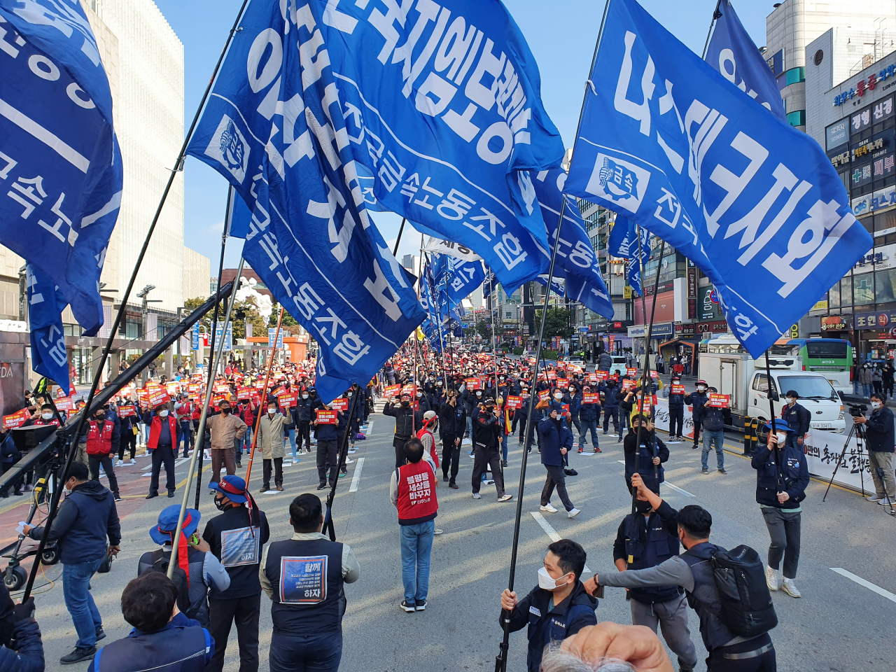 20일 오후 민주노총 세종 충남본부 노조원 2천여명이 천안 버스터미널 앞 만남로 300여ｍ 차도에서 총파업과 집회를 진행하고 있다. [연합]