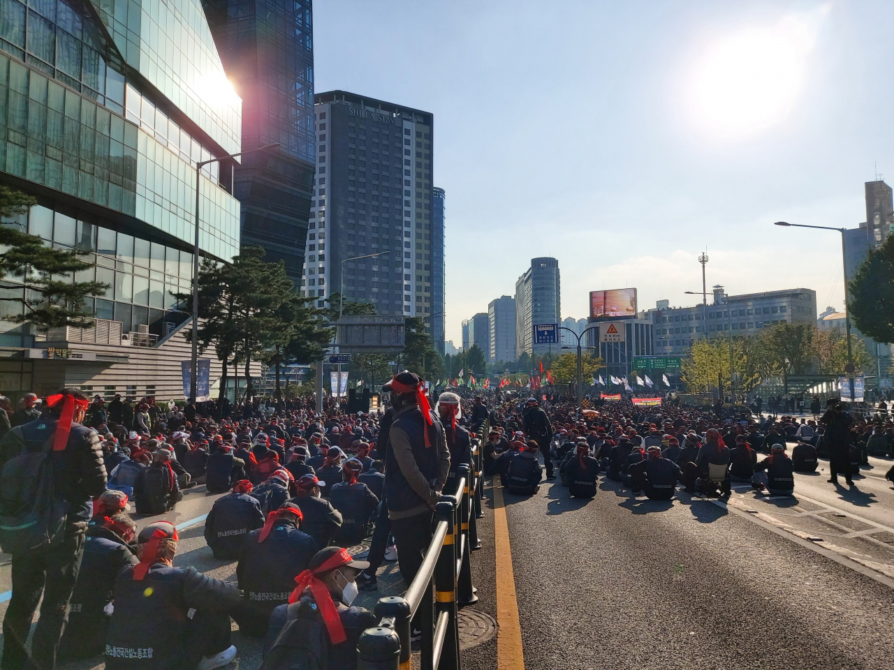 전국민주노동조합총연맹(민주노총)이 지난 20일 오후 서울 서대문역 사거리에서 총파업대회를 하고 있다. 김희량 기자