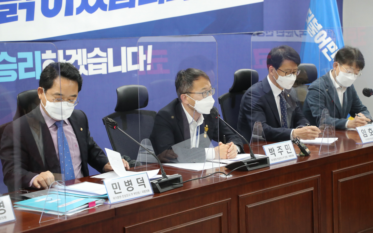 더불어민주당 '고발사주 국기문란 진상규명' TF 단장인 박주민 의원(왼쪽 두번째)이 21일 오전 서울 여의도 국회 의원회관에서 열린 진상조사 TF 3차 회의에서 발언하고 있다. 연합뉴스