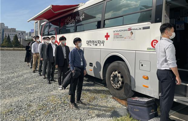지난 20일 사랑의 헌혈 데이(DAY) 봉사활동에 HUG 직원들이 참여하는 모습. [HUG 제공]