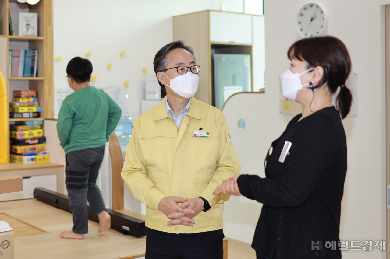 유성훈 구청장이 온종일돌봄시설을 찾아 관계자로부터 애로사항을 듣고 있다. [금천구 제공]