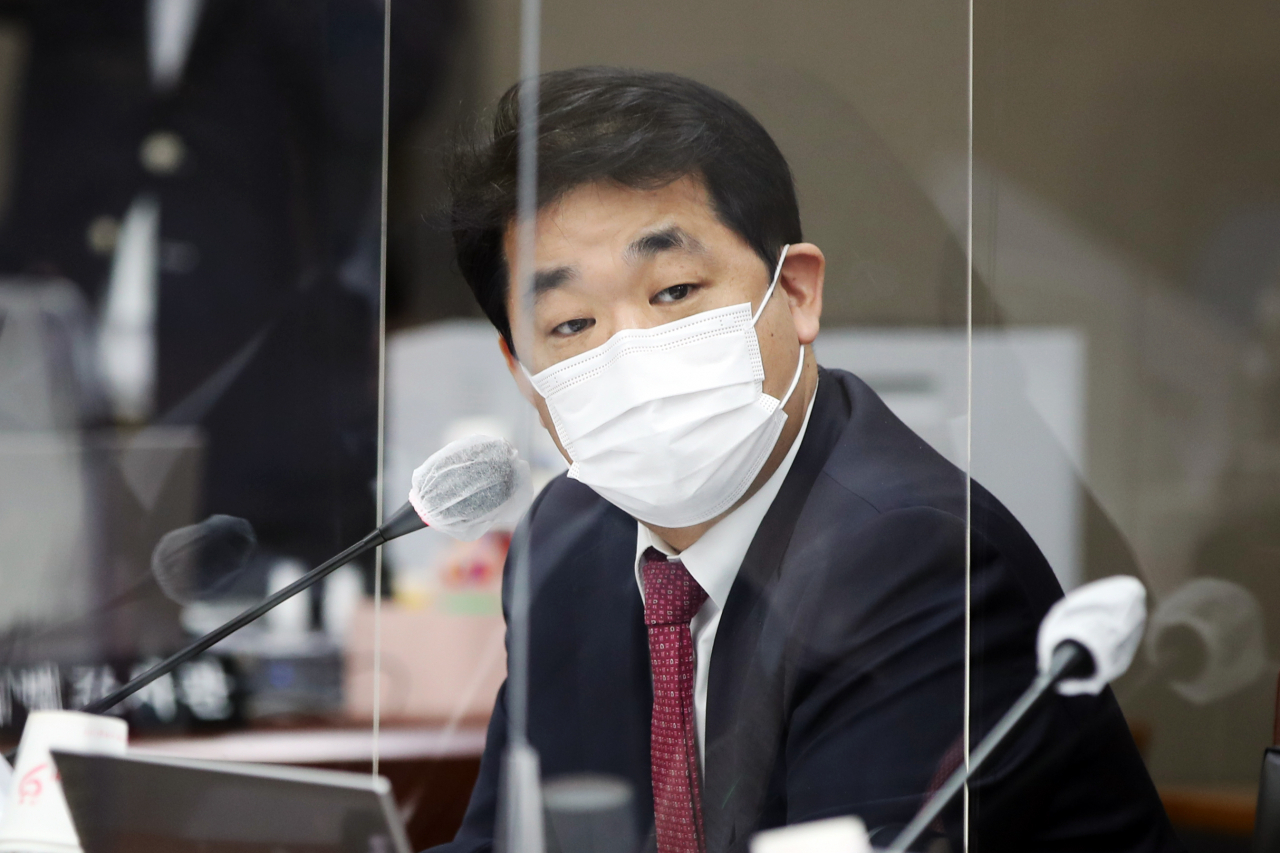 지난 18일 광주 북구 정부광주지방합동청사에서 열린 국회 기획재정위원회의 광주지방국세청 등에 대한 국정감사에서 국민의힘 배준영 의원이 질의하고 있다. 21일 배 의원이 기획재정부와 관세청에서 제출받은 자료에 따르면 중국산 전기버스는 2019년 146대, 2020년 242대가 보급됐고, 2021년 9월까지 197대가 들어왔다. [연합]