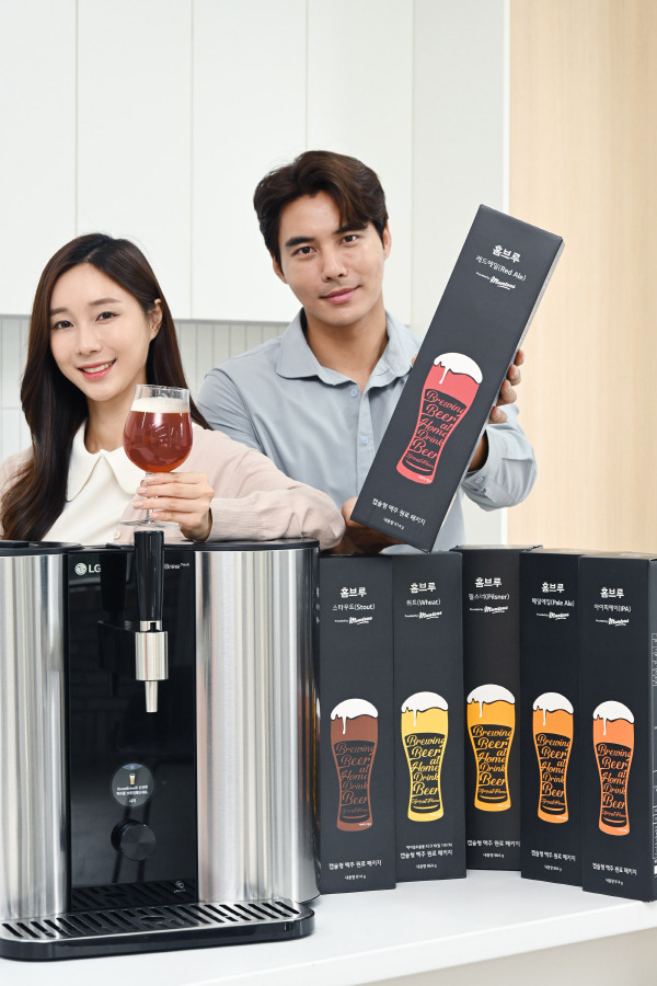 LG전자가 홈브루 고객 선호도를 반영해 새롭게 선보이는 ‘레드 에일(Red Ale)’ 캡슐 패키지를 모델들이 소개하고 있다. [LG전자 제공]