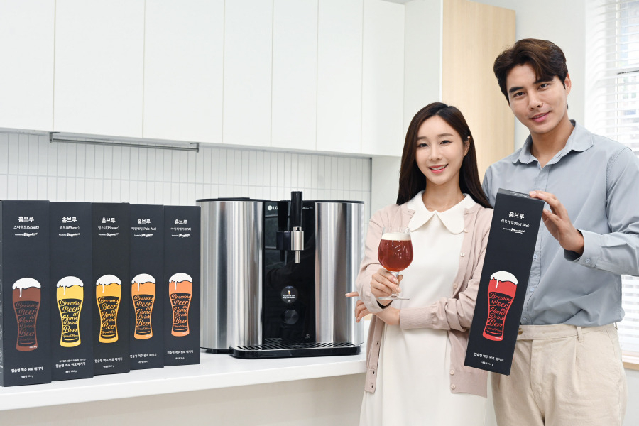 LG전자가 홈브루 고객 선호도를 반영해 새롭게 선보이는 ‘레드 에일(Red Ale)’ 캡슐 패키지를 모델들이 소개하고 있다. [LG전자 제공]