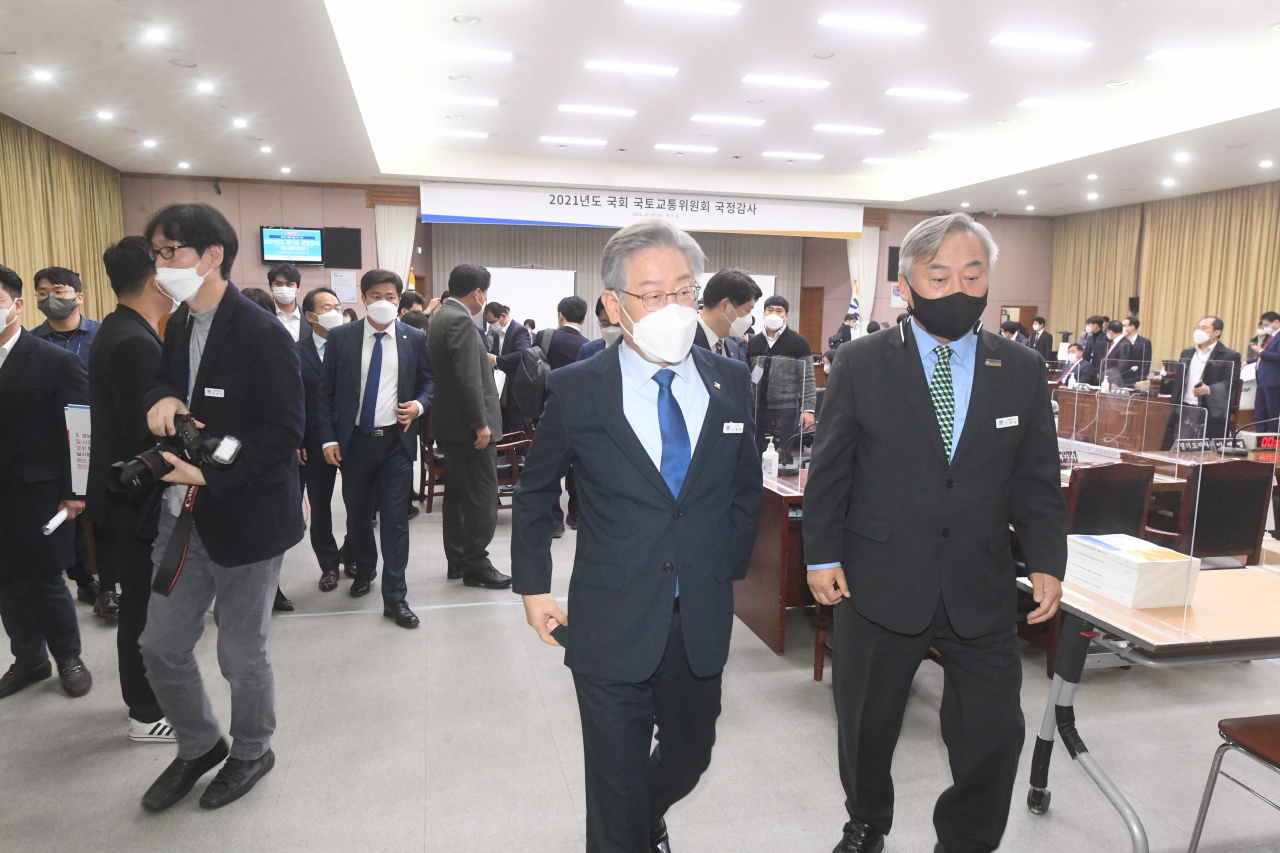 더불어민주당 대선 후보인 이재명 경기도지사가 20일 경기도 수원시 경기도청에서 열린 국회 국토교통위원회의 경기도에 대한 국정감사를 마친 후 국감장을 나오고 있다. [연합]