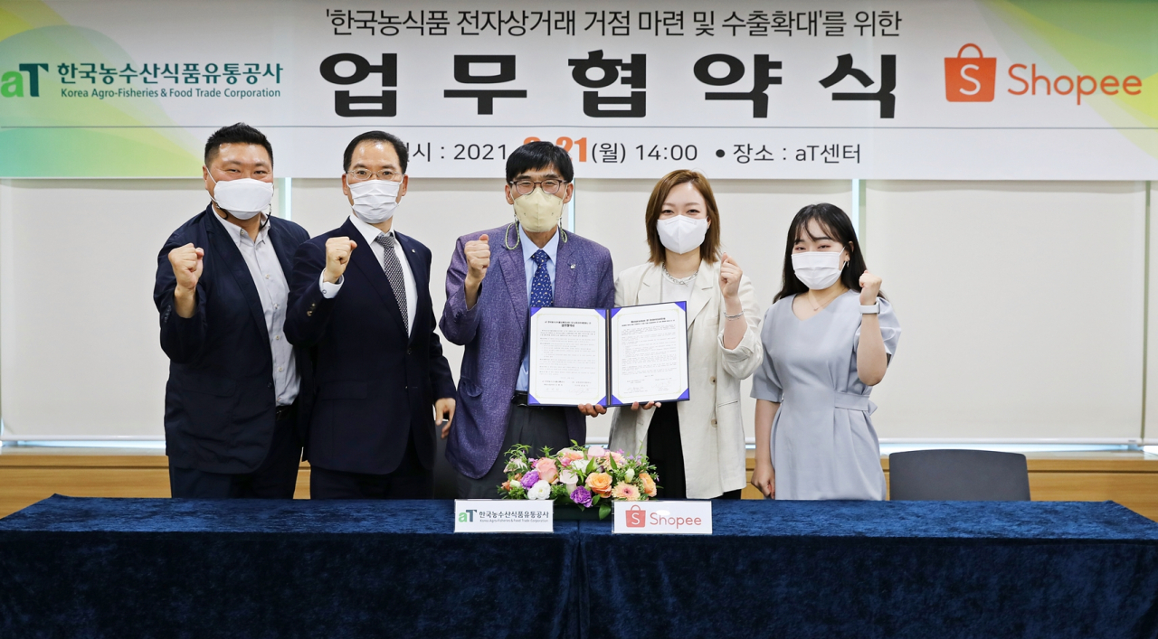 안병희(가운데) 한국농수산식품유통공사(aT) 해외사업처장이 지난 6월21일 서울 aT센터에서 동남아 최대 온라인 플랫폼인 쇼피(Shopee)와 K-Food의 해외시장 수출 확대를 위한 업무협약을 체결한 후 기념촬영을 하고 있다.［aT제공］