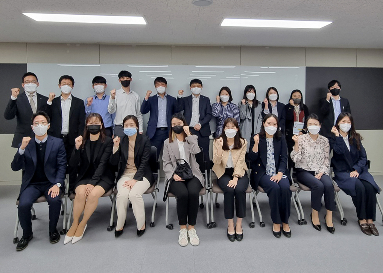 Sh수협은행(은행장 김진균)은 2022년 비이자수익 사업 마케팅을 활성화하고 역량있는 직원에 대한 지원과 육성을 강화해 수익 다변화를 적극 추진할 계획이라고 밝혔다. 사진은 지난 19일, 부산지역금융본부 직원들을 대상으로 진행된 ‘찾아가는 방카‧펀드 교육’ 모습.[Sh수협은행 제공]