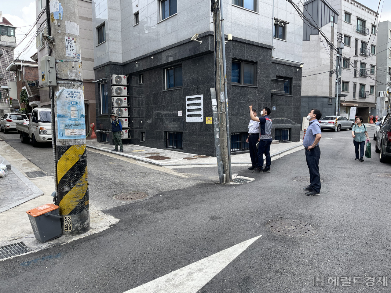 통신주 이설 공사 전 현장에서 동작구청 직원과 KT 직원이 협의하고 있다. [동작구 제공]