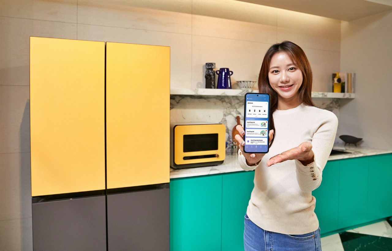 삼성전자 모델이 삼성 디지털프라자 강남본점에서 가전 제품의 고장 여부를 인공지능(AI)으로 진단하고, 사용자가 스스로 조치·관리할 수 있도록 도와주는 2021년형 '홈케어 매니저' 앱 서비스를 소개하고 있다. [삼성전자 제공]