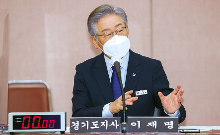 이재명 경기지사가 20일 경기 수원 경기도청에서 열린 국회 국토교통위원회의 경기도청에 대한 국정감사에서 질의에 답변하고 있다. [연합]